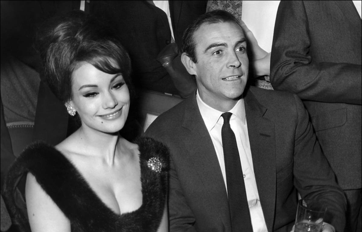 Cliquez sur l'image pour la voir en taille réelle   Nom : 		1200x768_claudine-auger-en-compagnie-de-sean-connery-le-19-fevrier-1965.jpg  Affichages :	0  Taille :		1118 Ko  ID : 			801298